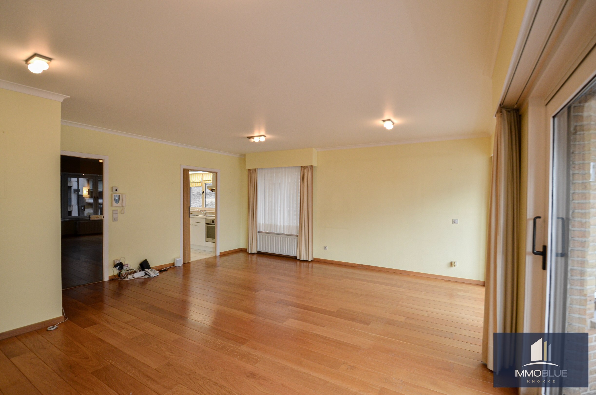 Lichtrijk hoekappartement met ruime terrassen gelegen in een klein residentie. 