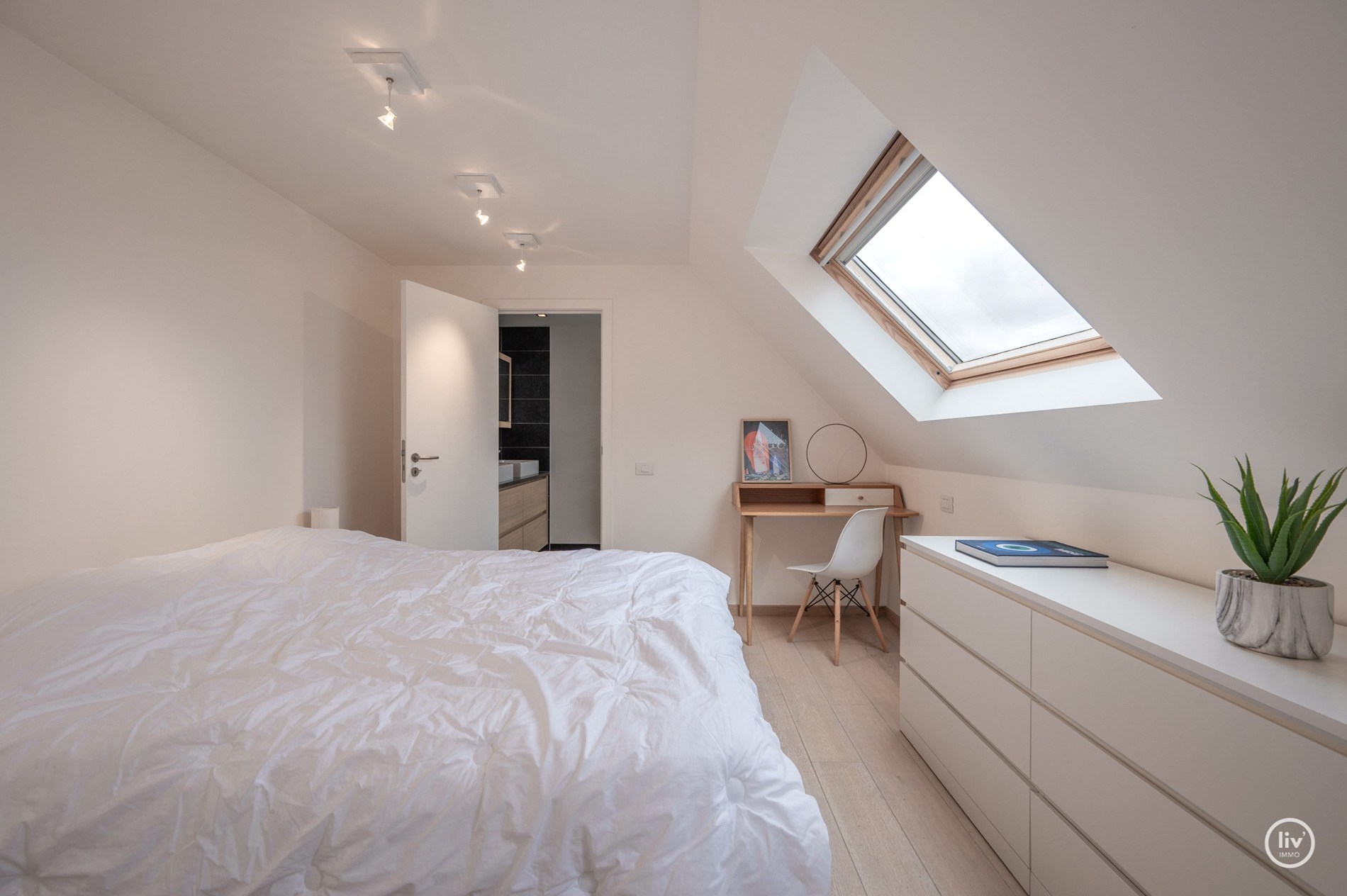 Zuidgericht en tevens instapklaar 4-slaapkamer appartement (159m2!) voorzien van 2 ruime terrassen met mogelijkheid tot aankoop van een XL-garagebox. 