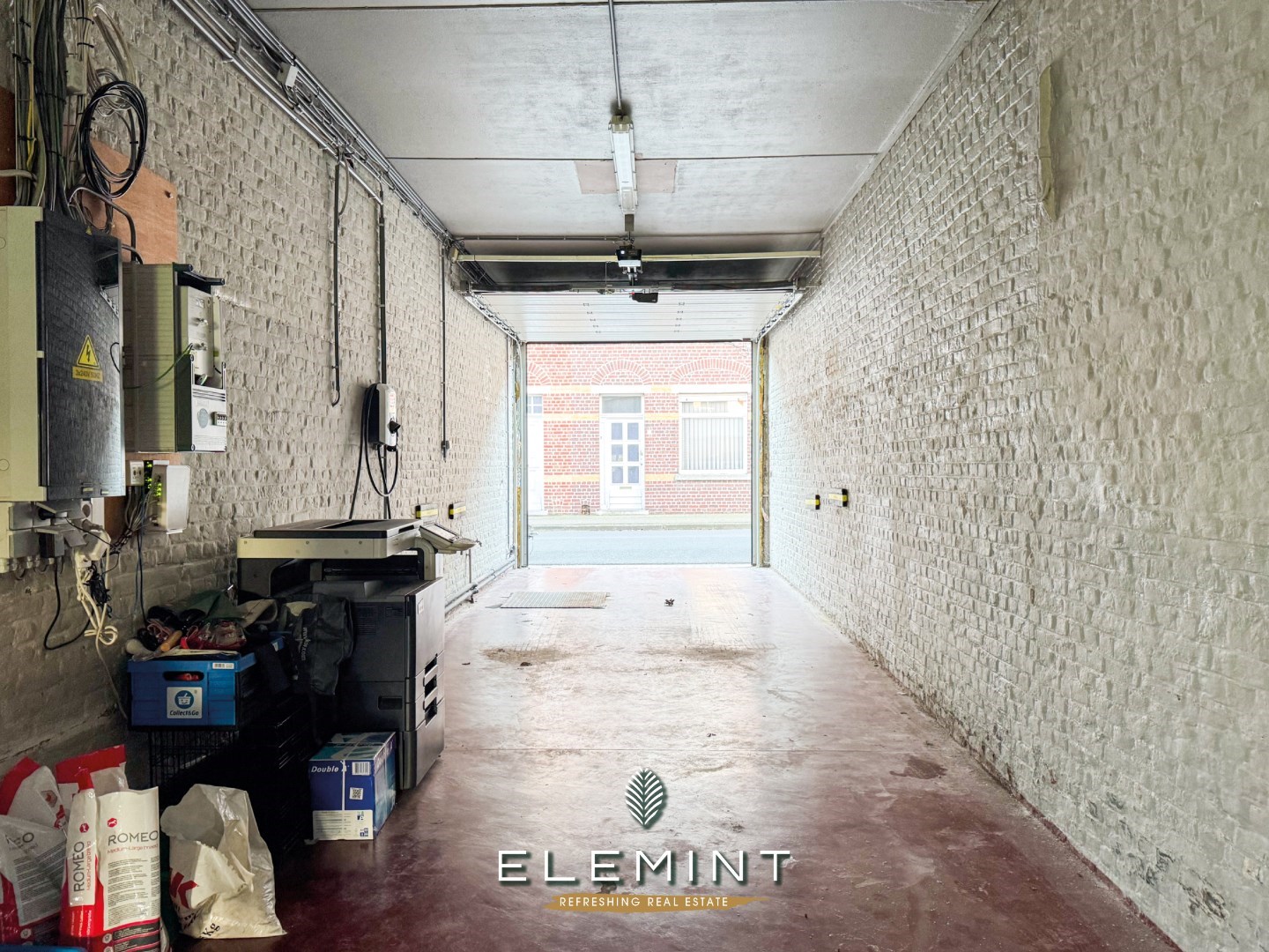 Gezinswoning met aanpalende magazijn en mooie tuin 