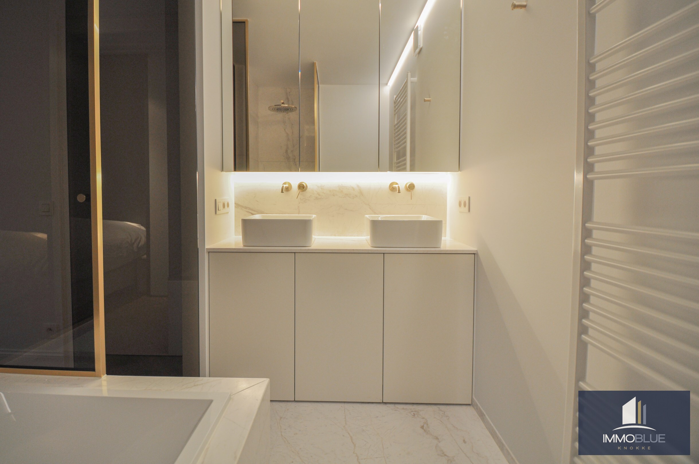 Hoogwaardig volledig gerenoveerd appartement met zijdelings zeezicht en zicht op de Kustlaan. 