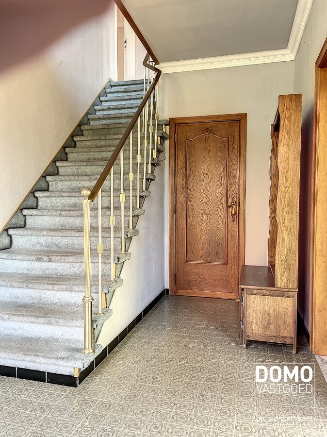 Ruime half open bebouwing met een vergund magazijn. 