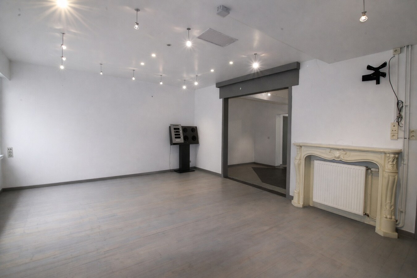 Te koop in Sint-Niklaas: uitzonderlijk handelshuis met woonst en duplex appartement, met optionele garageboxen en sterk opbrengstpotentieel 