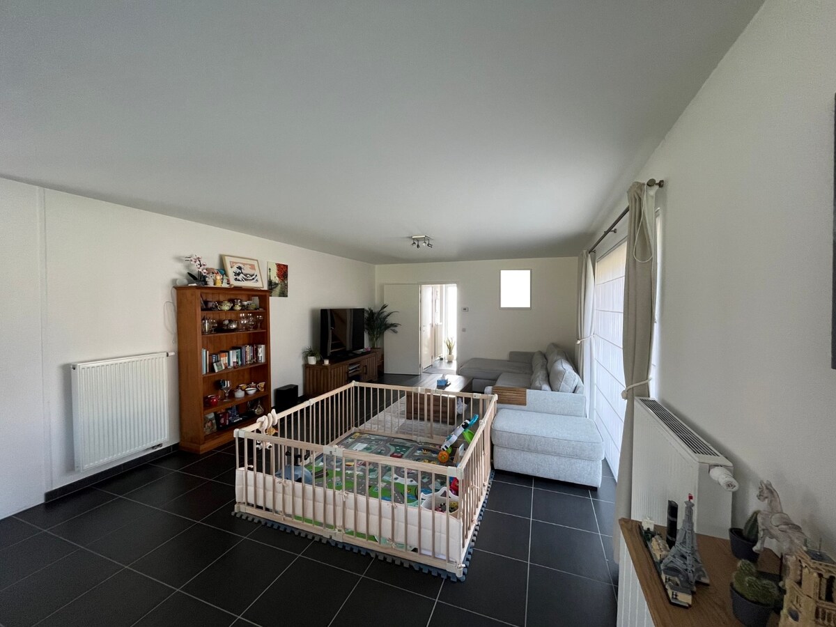 Ruime villa in residentiële wijk te Dikkelvenne 