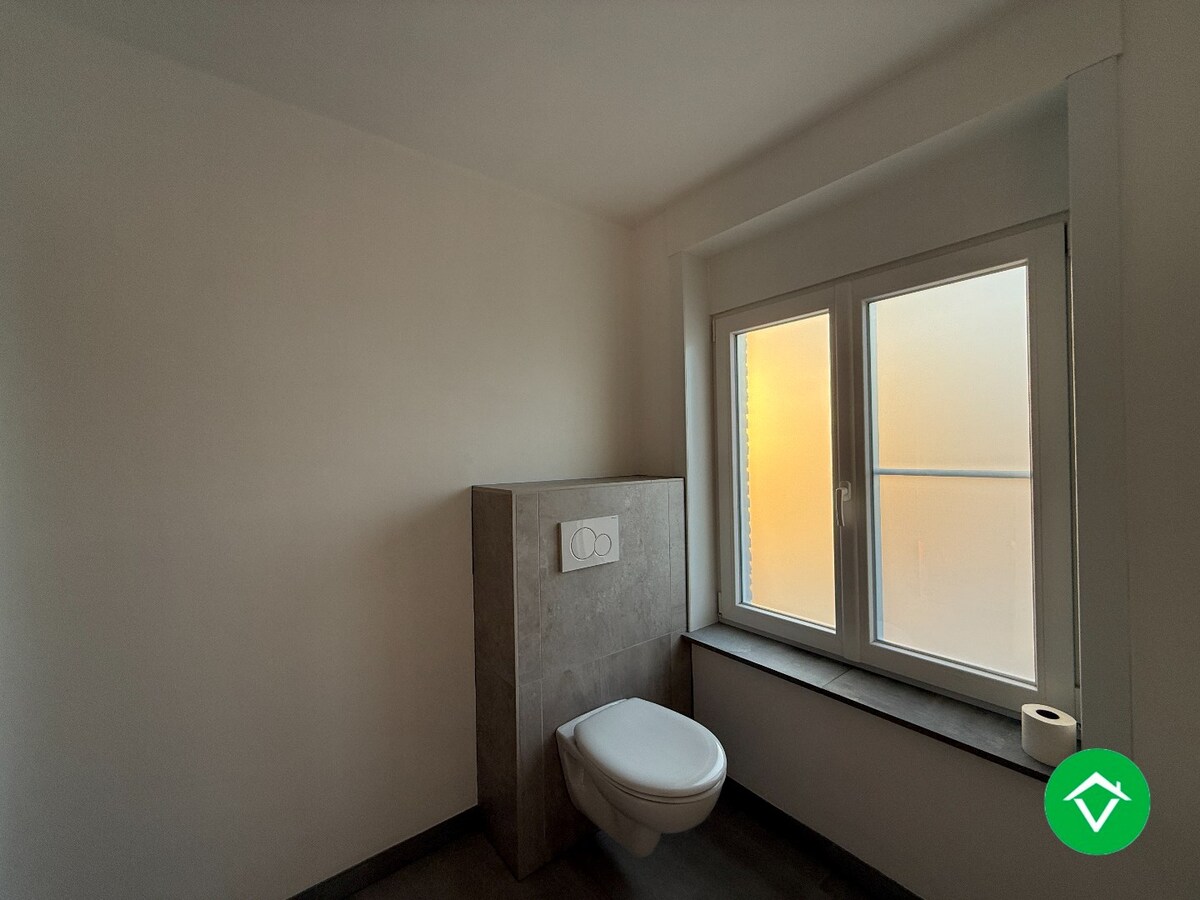 Ruime halfopen bebouwing met 3 slaapkamers, en dubbele garage te Sint-Eloois-Winkel 