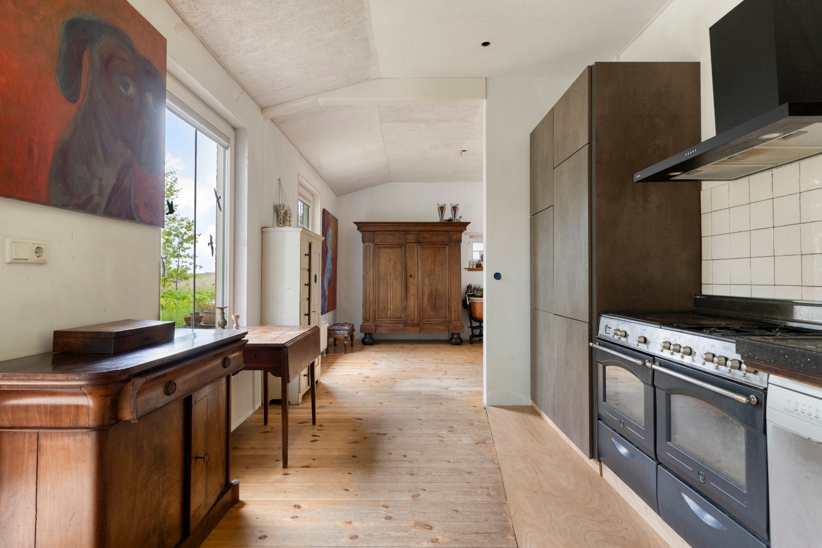 Een plek als deze komt zelden beschikbaar: een unieke combinatie van wonen tegen de duinen aan en nabij het strand en nabij de boswachterij op één van de meest geliefde plekken van de Zeeuwse kust. Bi 