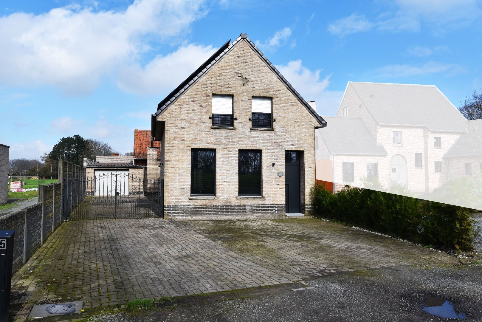 Gerenoveerde open bebouwing met 3 slaapkamers, terras en garage 