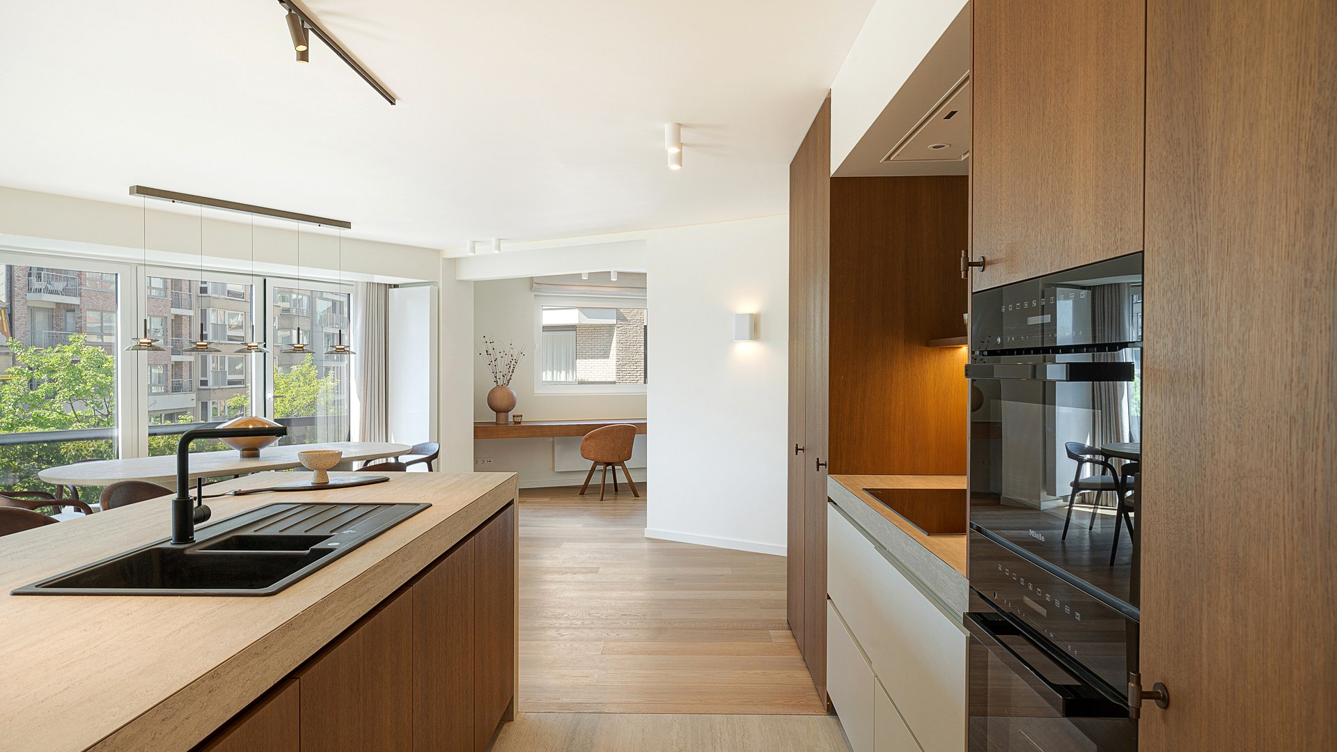 Appartement d'angle spacieux et luxueusement rénové avec des vues dégagées et une largeur de façade de plus de 16 mètres. 