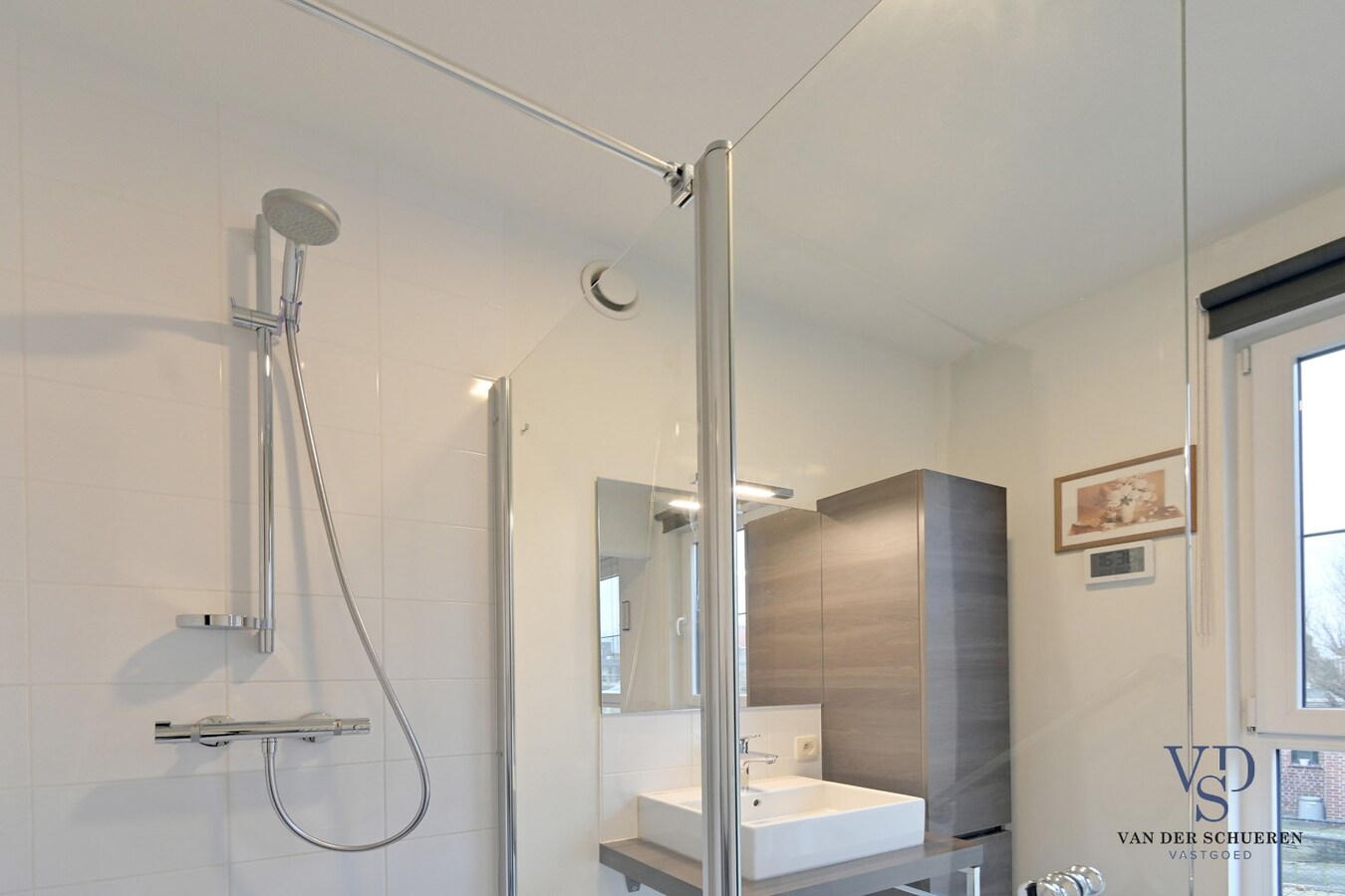 Ruime (!!) en recente assistentie-flat incl. overdekte staanplaats. 