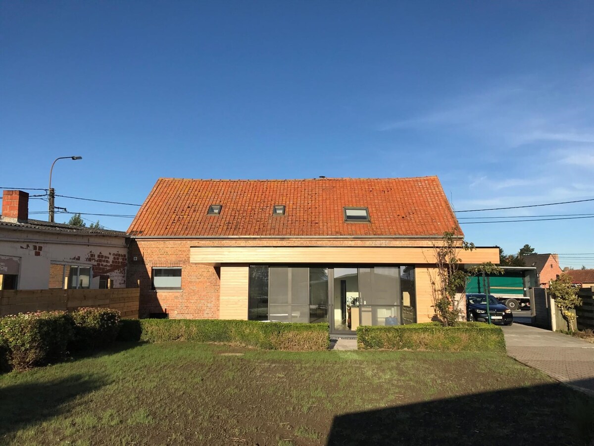 Volledig vernieuwde woning met dubbele garage 