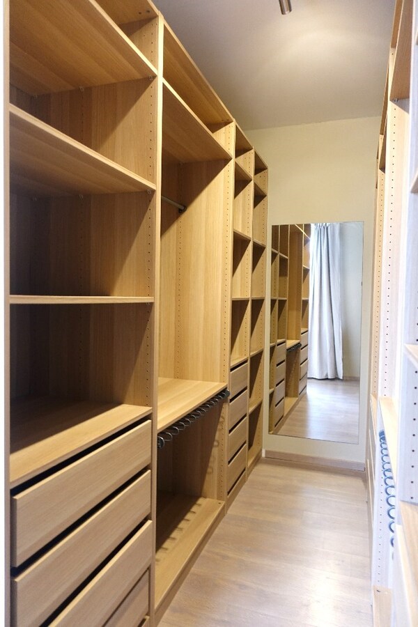 Gerenoveerde, instapklare rijwoning met 4 slaapkamers en uitweg 