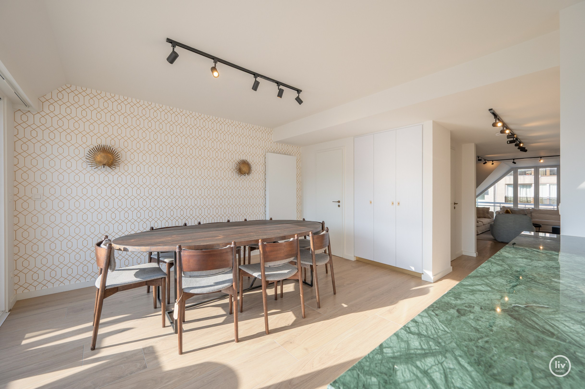 Appartement en triplex prêt à emménager situé près de la place Rubens avec vue latérale sur la mer. 