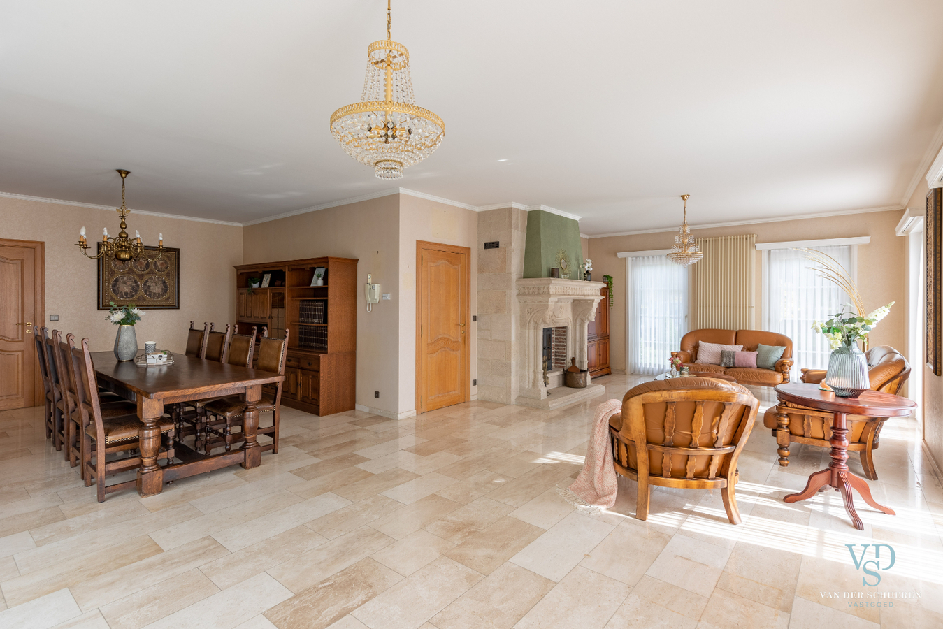 Lichtrijke, stijlvolle villa  (EPC van 254 !). 