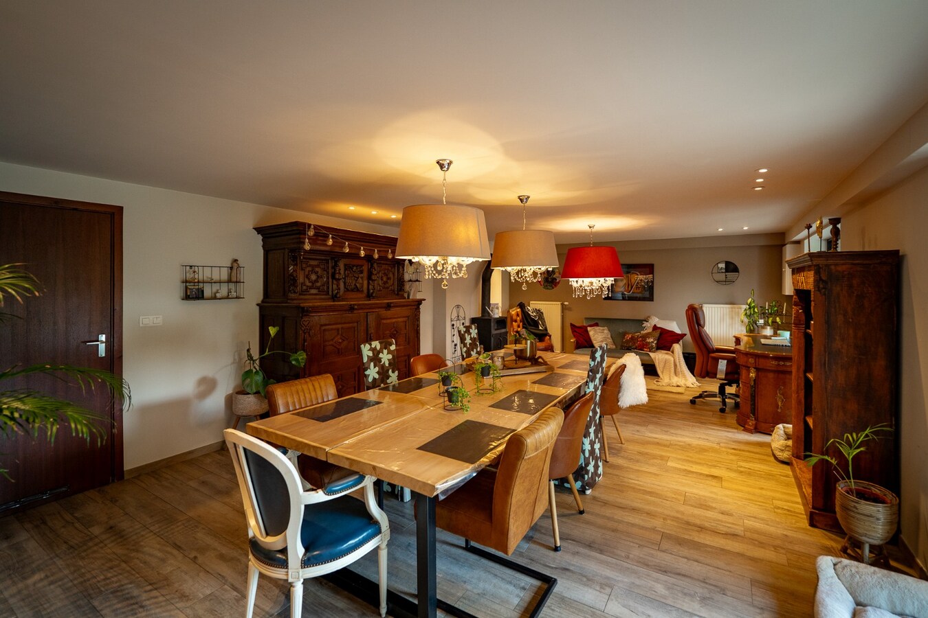 Zeer ruim (+/-550m²!) landhuis + gezellige woning met buitenpiste, paddock en weides op ca. 2ha met vergunning stalgebouw 200m² 