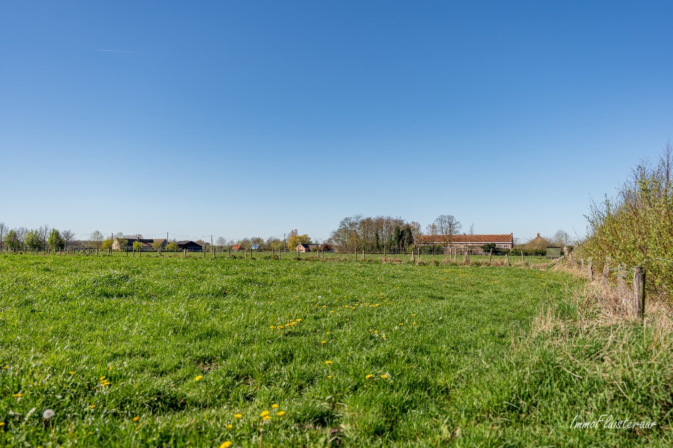 Renovated farmhouse with stables and pasture on approximately 1.7 hectares in Nazareth. 