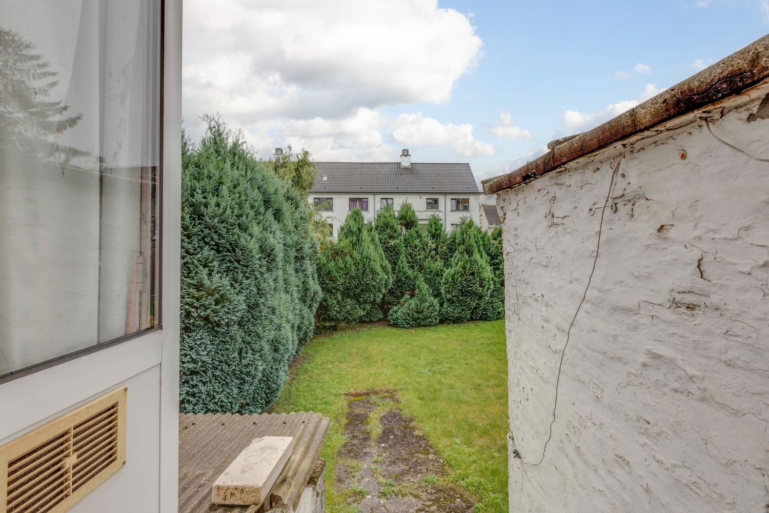 Op te knappen woning met prachtige tuin! 