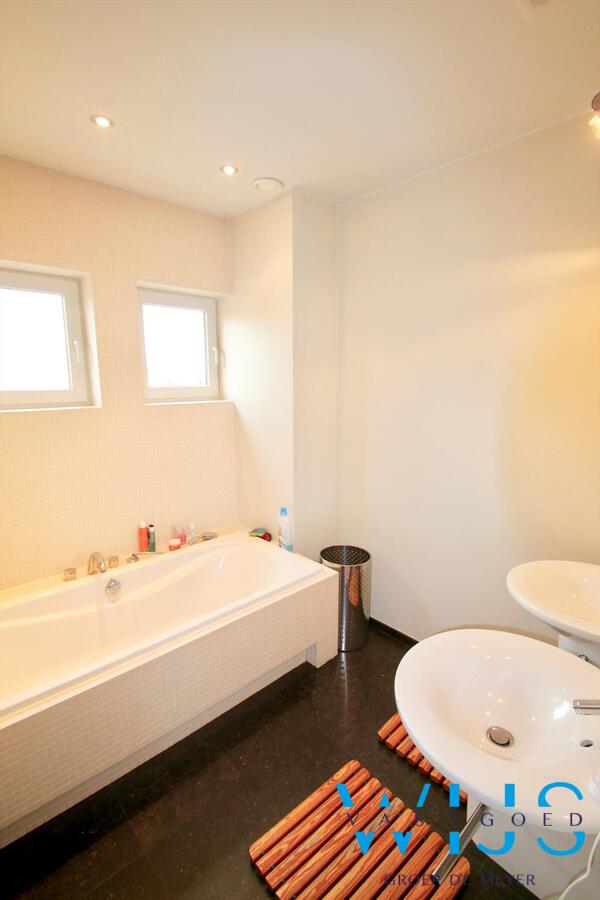 Schitterend karaktervol woonhuis met 5 slaapkamers in Assenede ! 