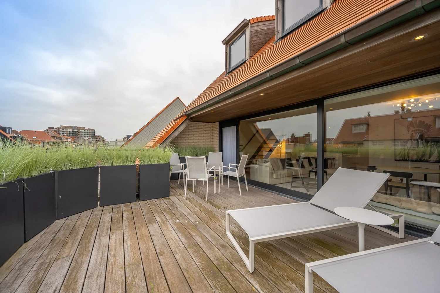 Prachtig en ruim duplexappartement met  gevelbreedte van 9 meter en magnifiek terras, aan de zonnekant van de Lippenslaan. 