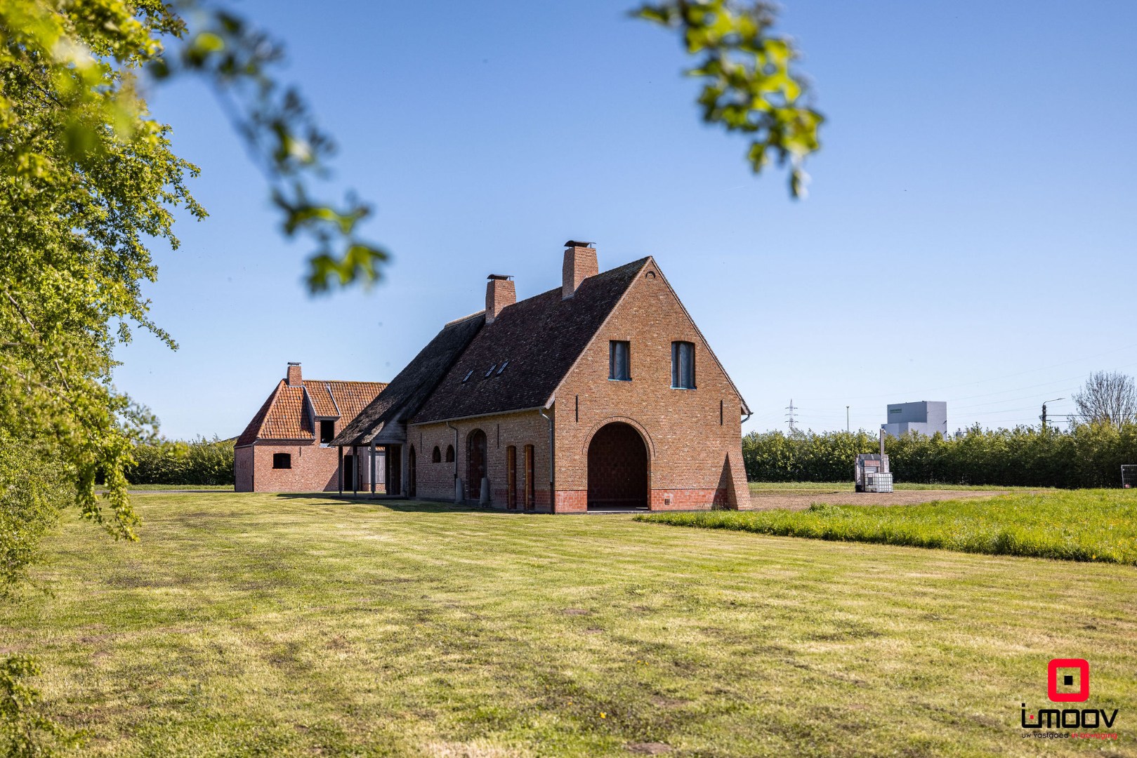 Landelijk gelegen ruwbouwhoeve met bijgebouwen op uitzonderlijk perceel van ca. 9.331 m² 