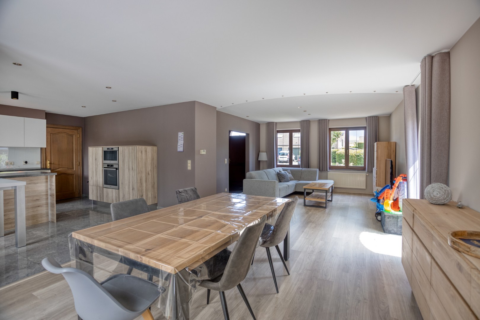 woonkamer en open keuken
