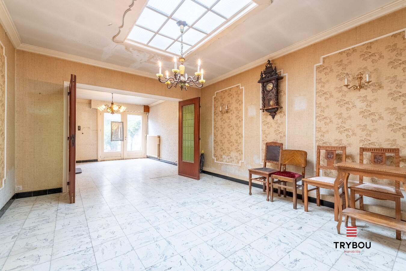 🏠 Te koop in het hart van Diksmuide – Woning met woon-winkelcombinatie en charmant stadstuintje 