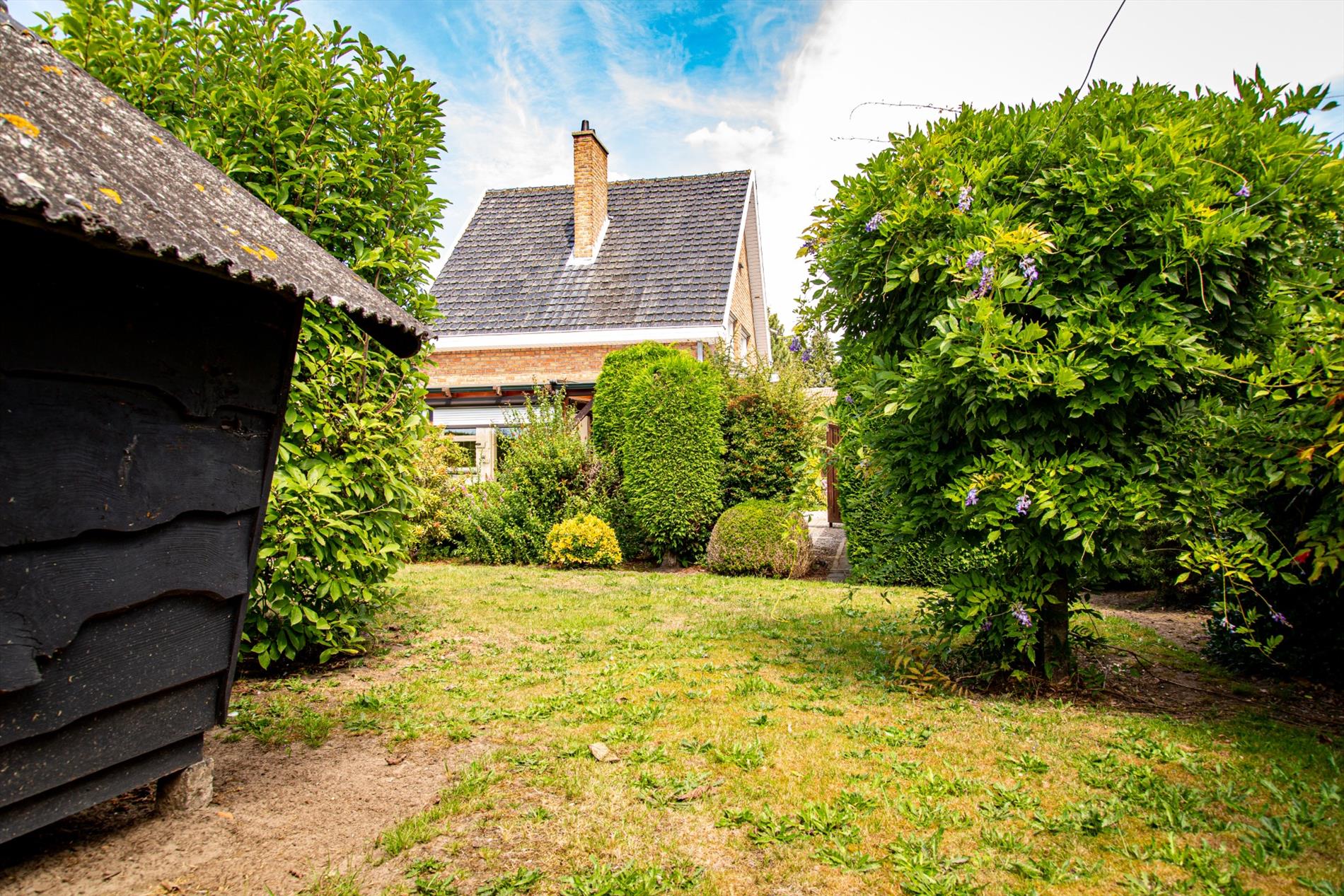 Te renoveren woning met  3 slpks  rustig gelegen te Aalter 