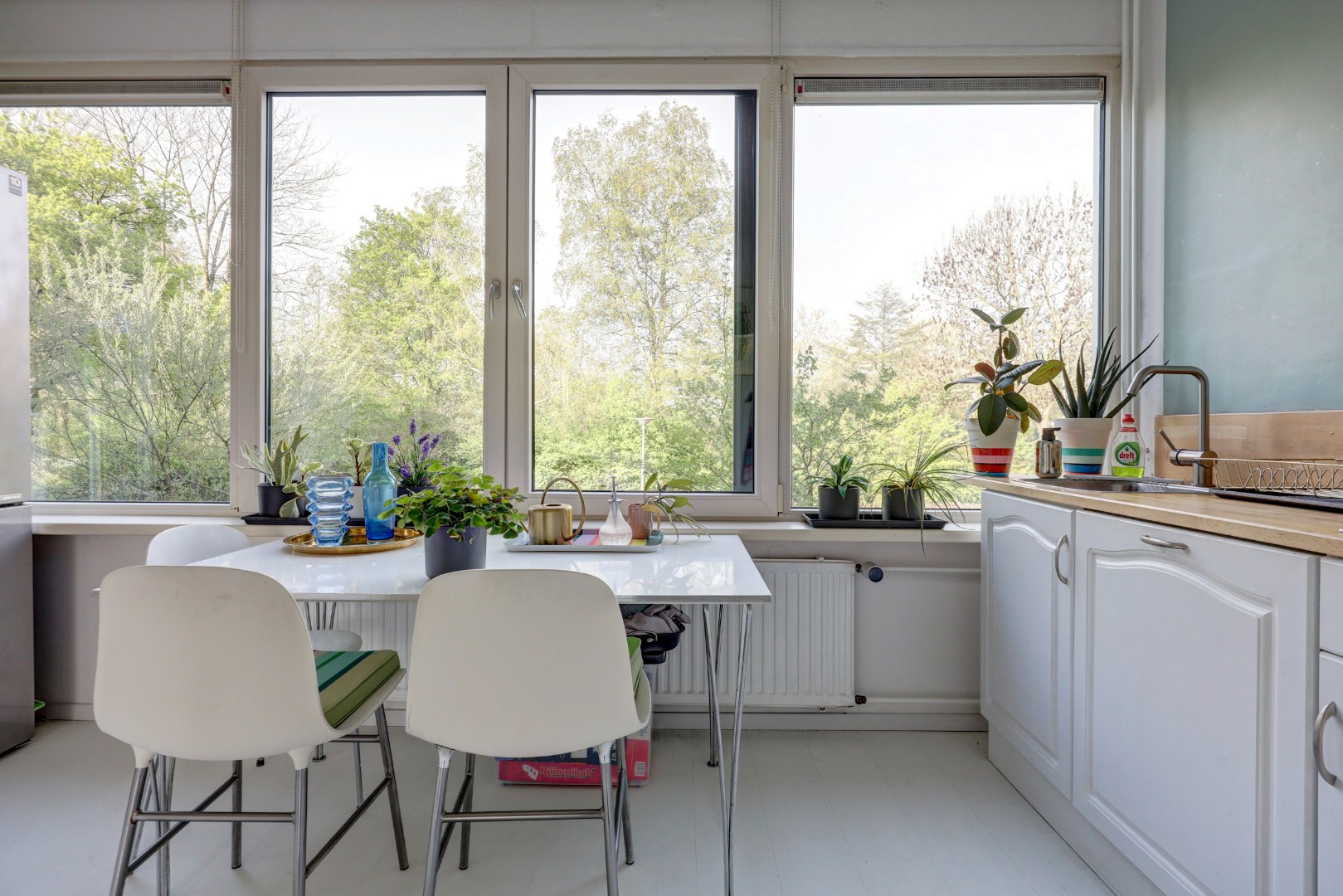 Woon-aanbieding 2 voor de prijs van één! Verrassend ruime 5-kamer woning, zonnige achtertuin, 2 keukens, 2 badkamers, parkeergelegenheid voor de deur.. 