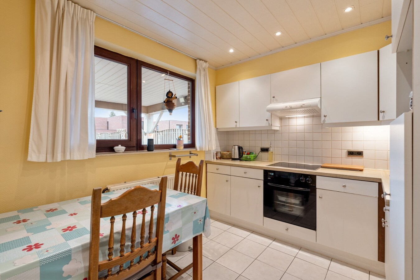 Vrijstaande gezinswoning, gebouwd in 1993 op een perceel van 5a74ca, gunstige ligging vlakbij het centrum. 