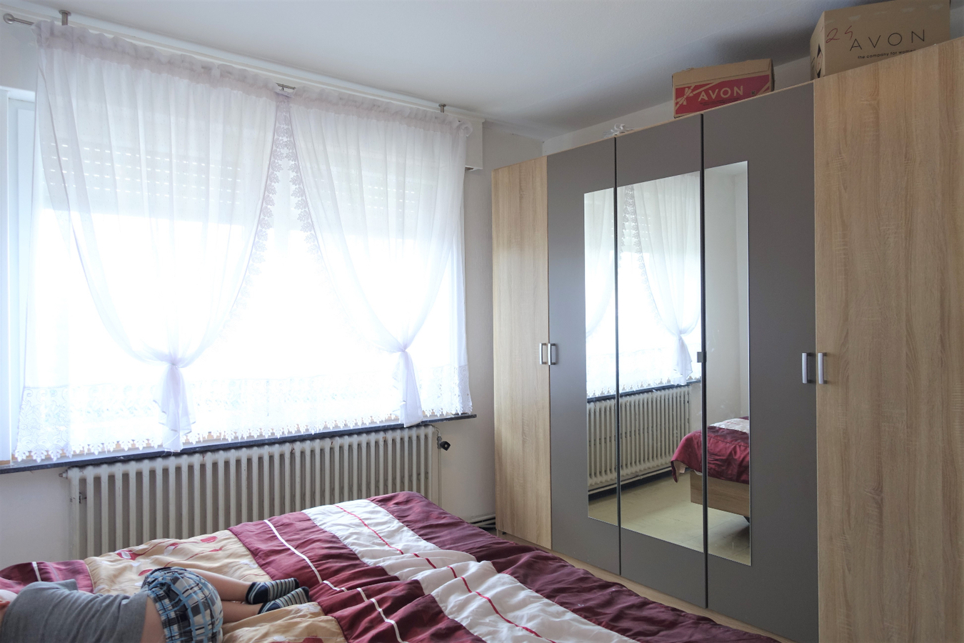 Gerenoveerde halfopen woning met garage in leuke buurt 