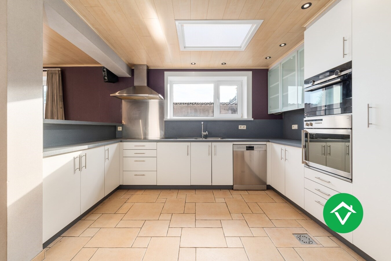 Woning met appartement te koop in het centrum van Eernegem 