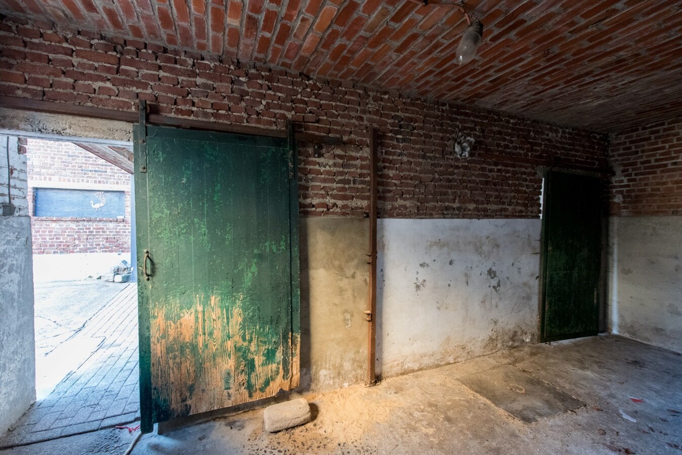 Hedendaagse woning met loods en bijgebouwen op 2.200 m² 