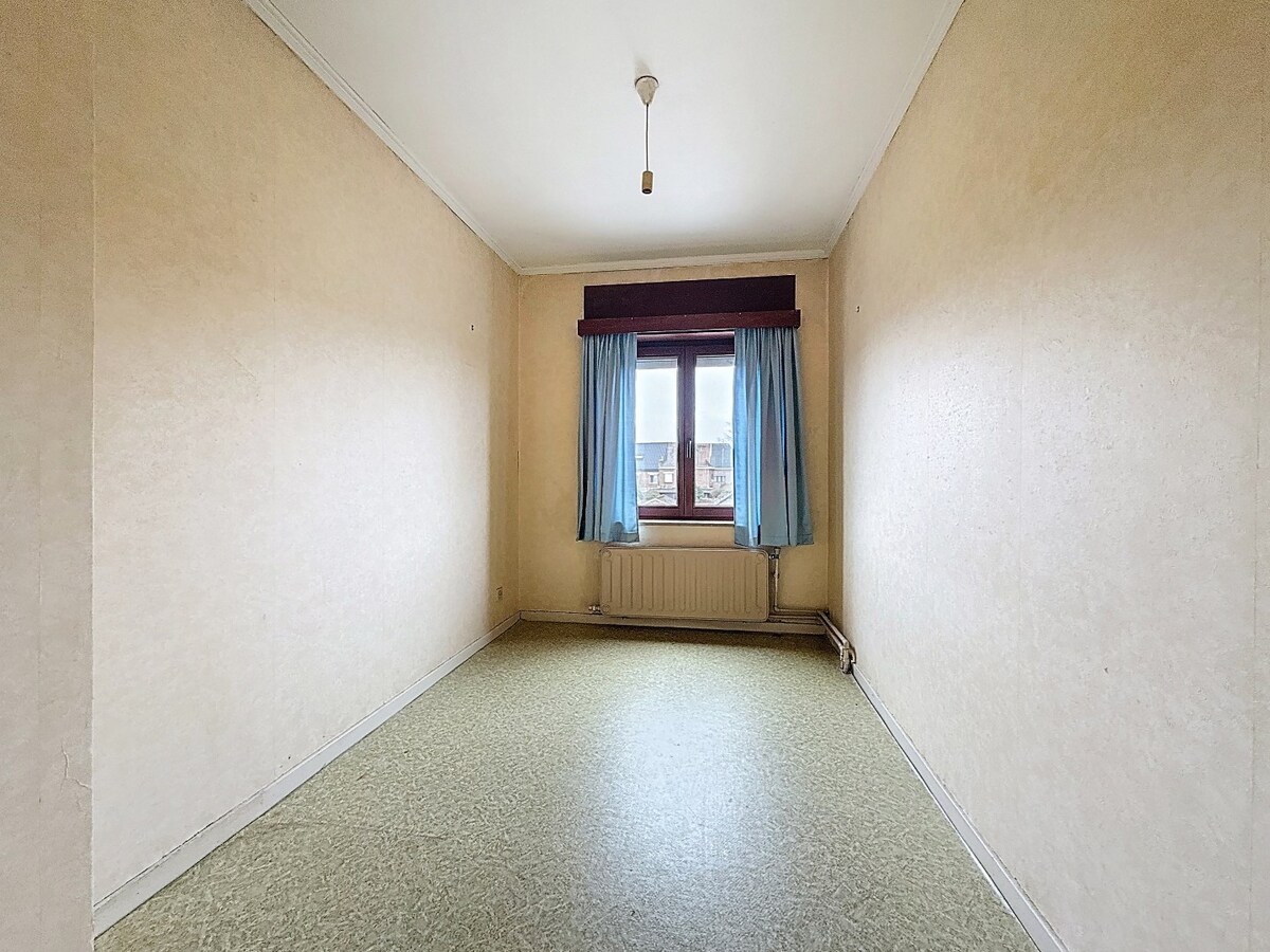 Op te frissen (gezins)woning met garage en tuin te Bevegem 