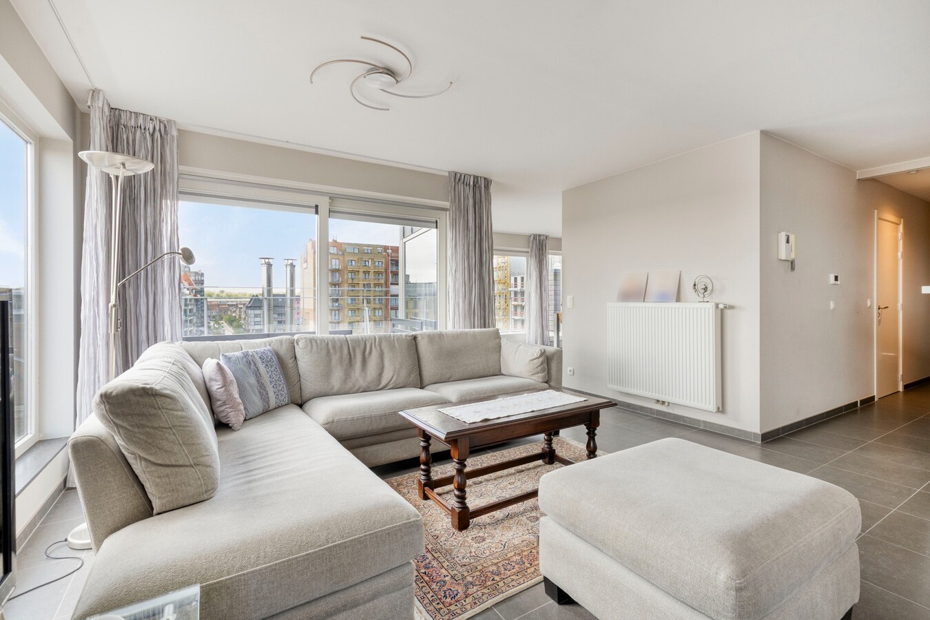 Penthouse ensoleillé avec une très grande terrasse 
