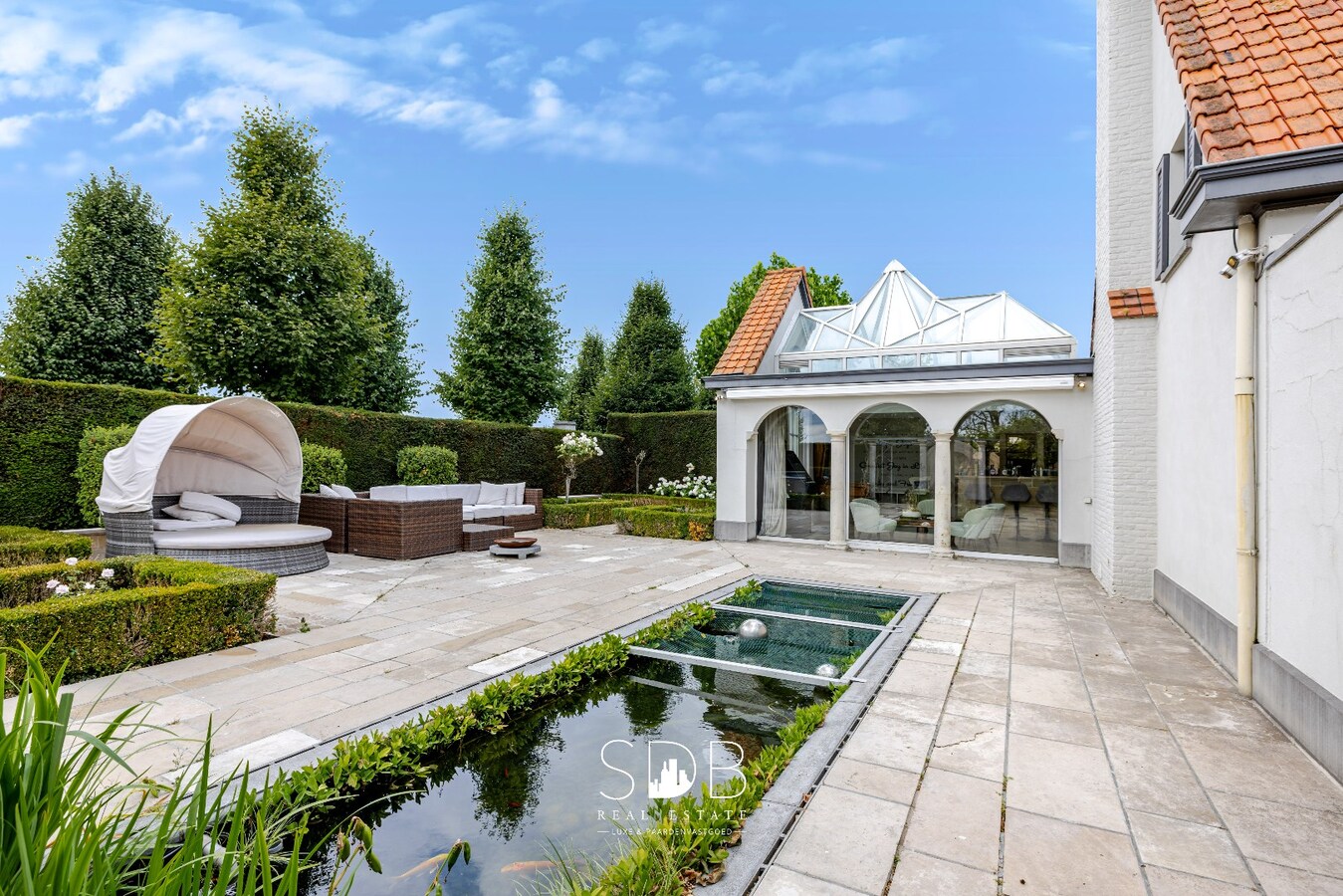 Landelijke villa met bijgebouwen en graslanden op 23.740m² 