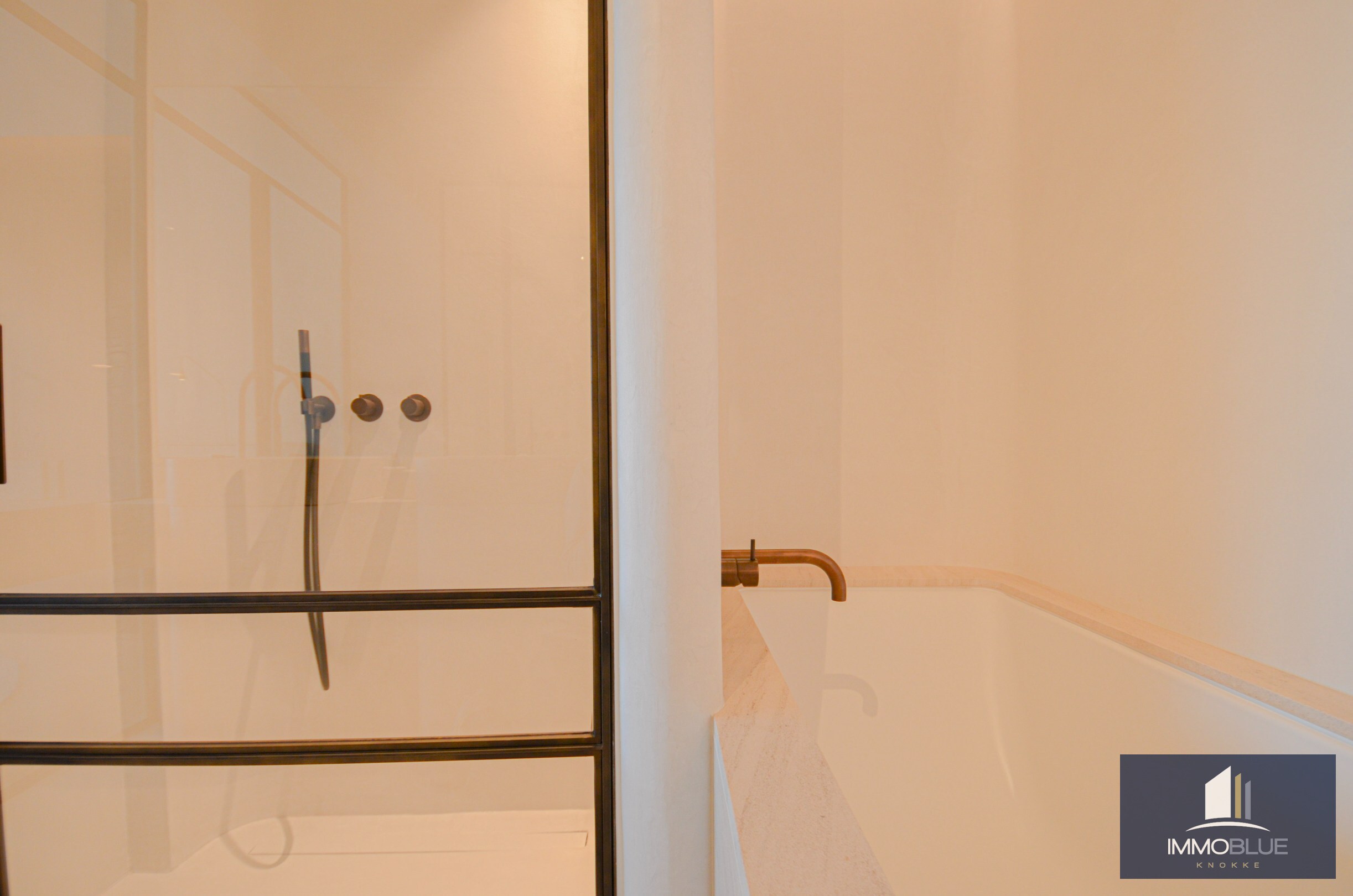 Appartement exceptionnellement rénové avec vue mer frontale situé au Zoute. 