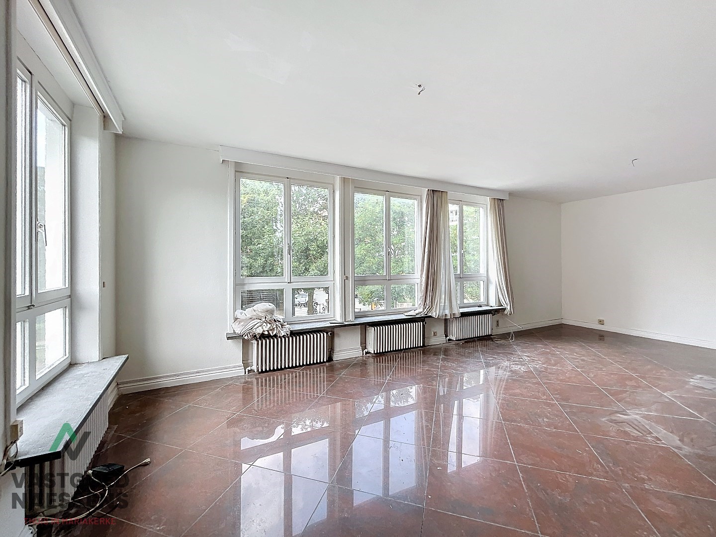 Maison d'angle avec entrepôt - garage - 5 chambres à coucher et terrasse 