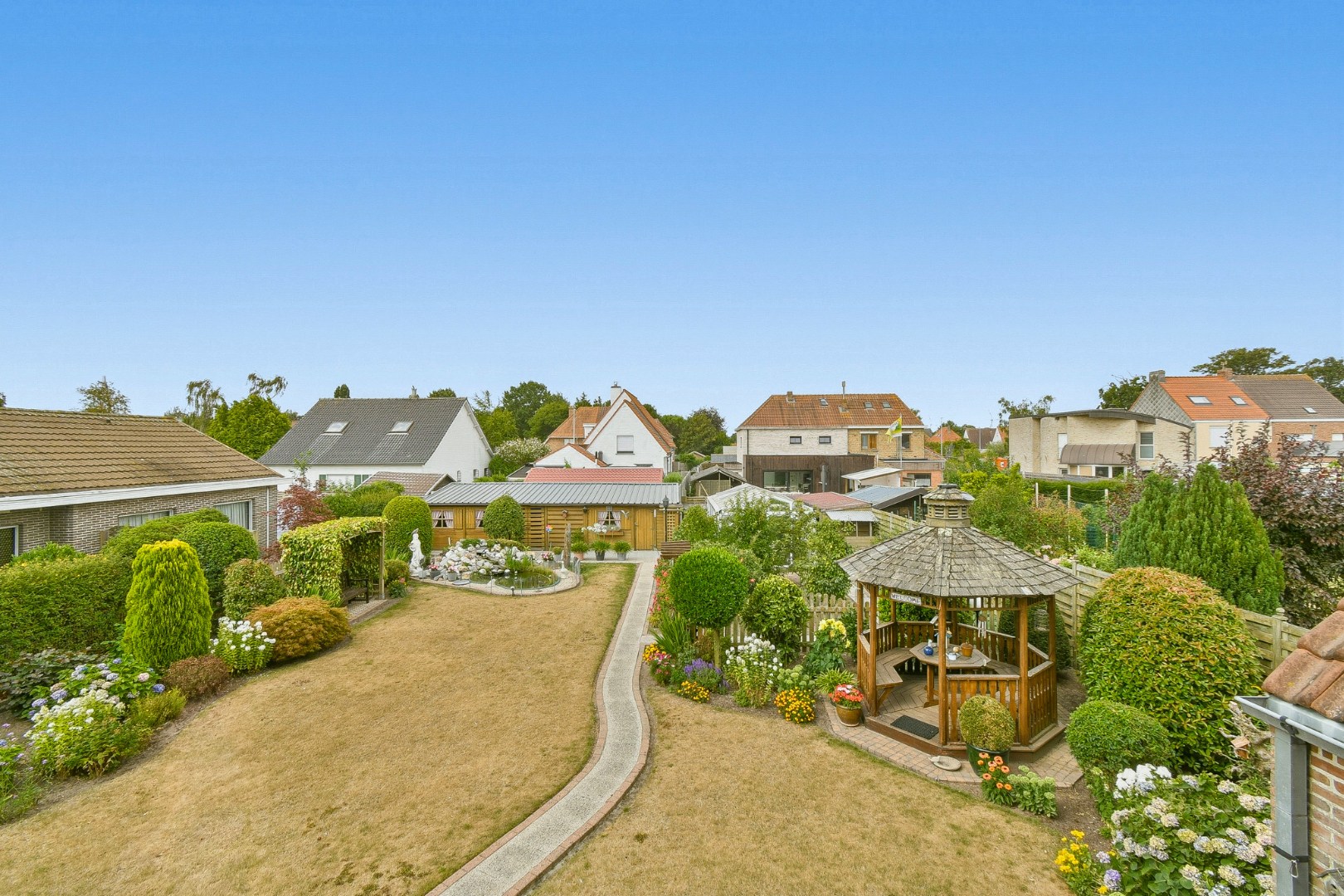 Alleenstaande villa op ruim perceel van 854 m2 in rustige woonwijk te Gistel 