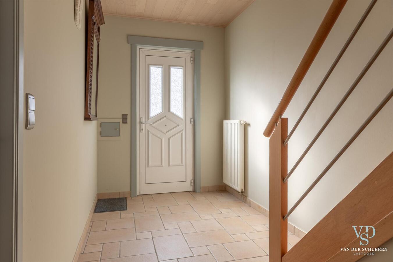 Praktische en degelijke woning in hartje Dikkelvenne . Bijzonder ruim ! 