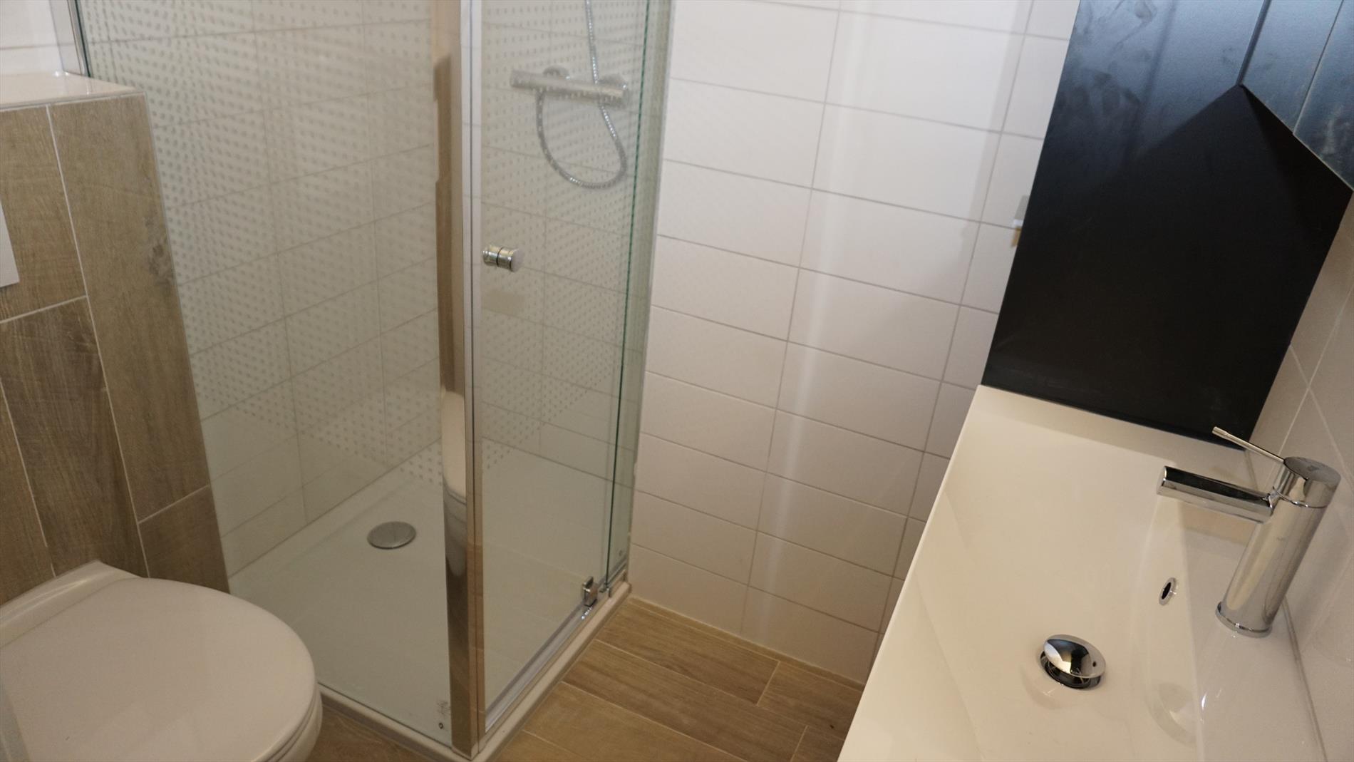 VERNIEUWDE STUDIO MET ZIJDELINGS ZEEZICHT IN CENTRUM OOSTENDE 