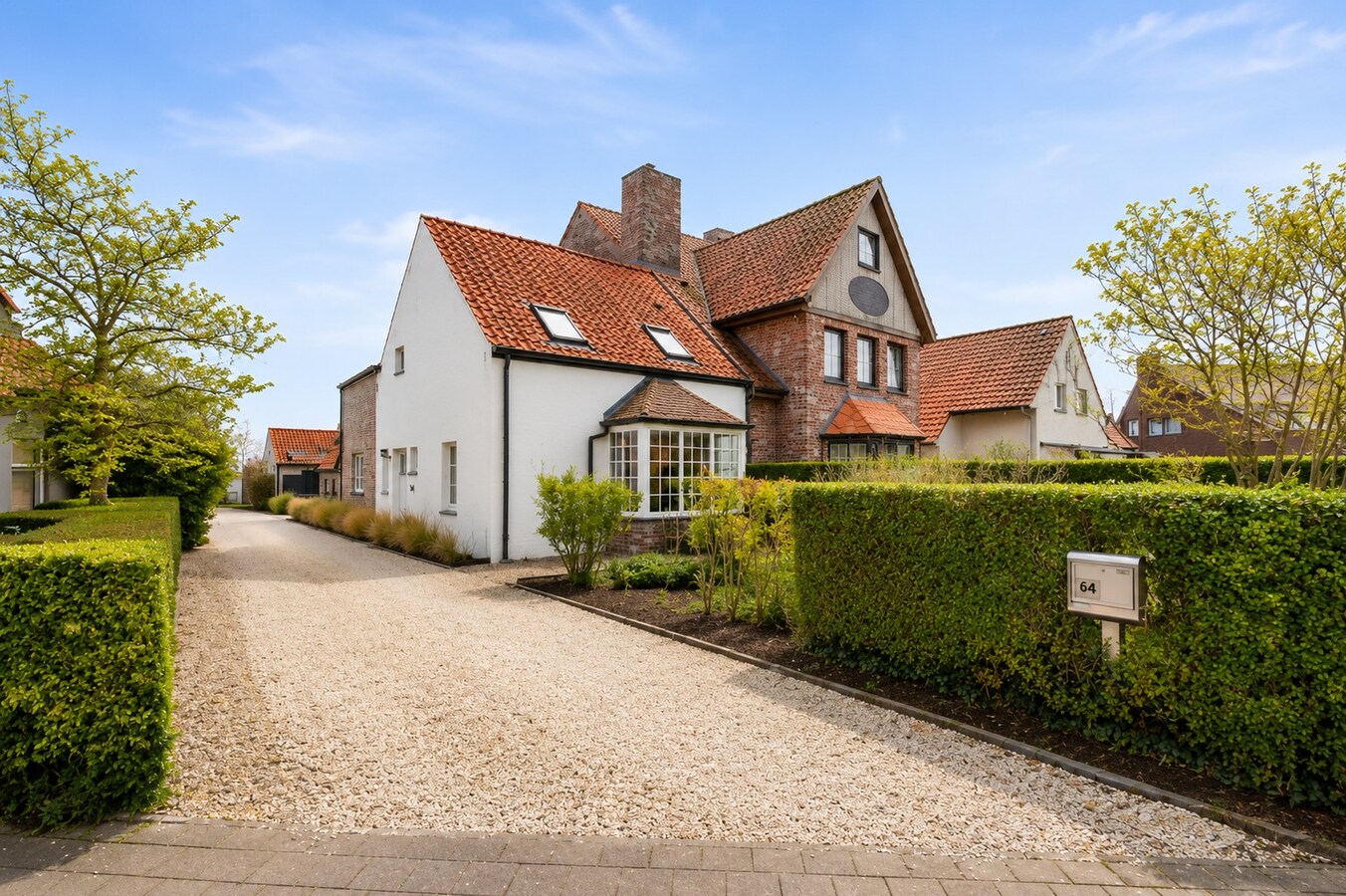 Uiterst charmante halfopen bebouwing met weidse zichten op een perceel van 2012m² 