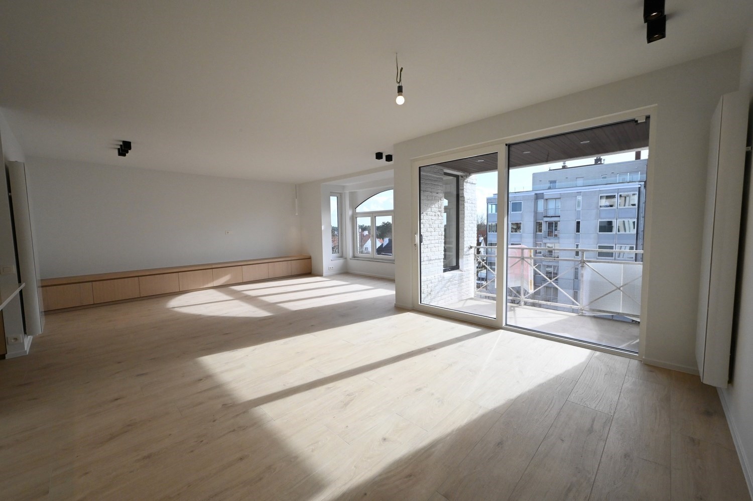Non meublé - Neuf - Appartement luxueusement rénové avec 3 chambres et une vue dégagée sur la place du Bourgmestre Frans Desmidt. 