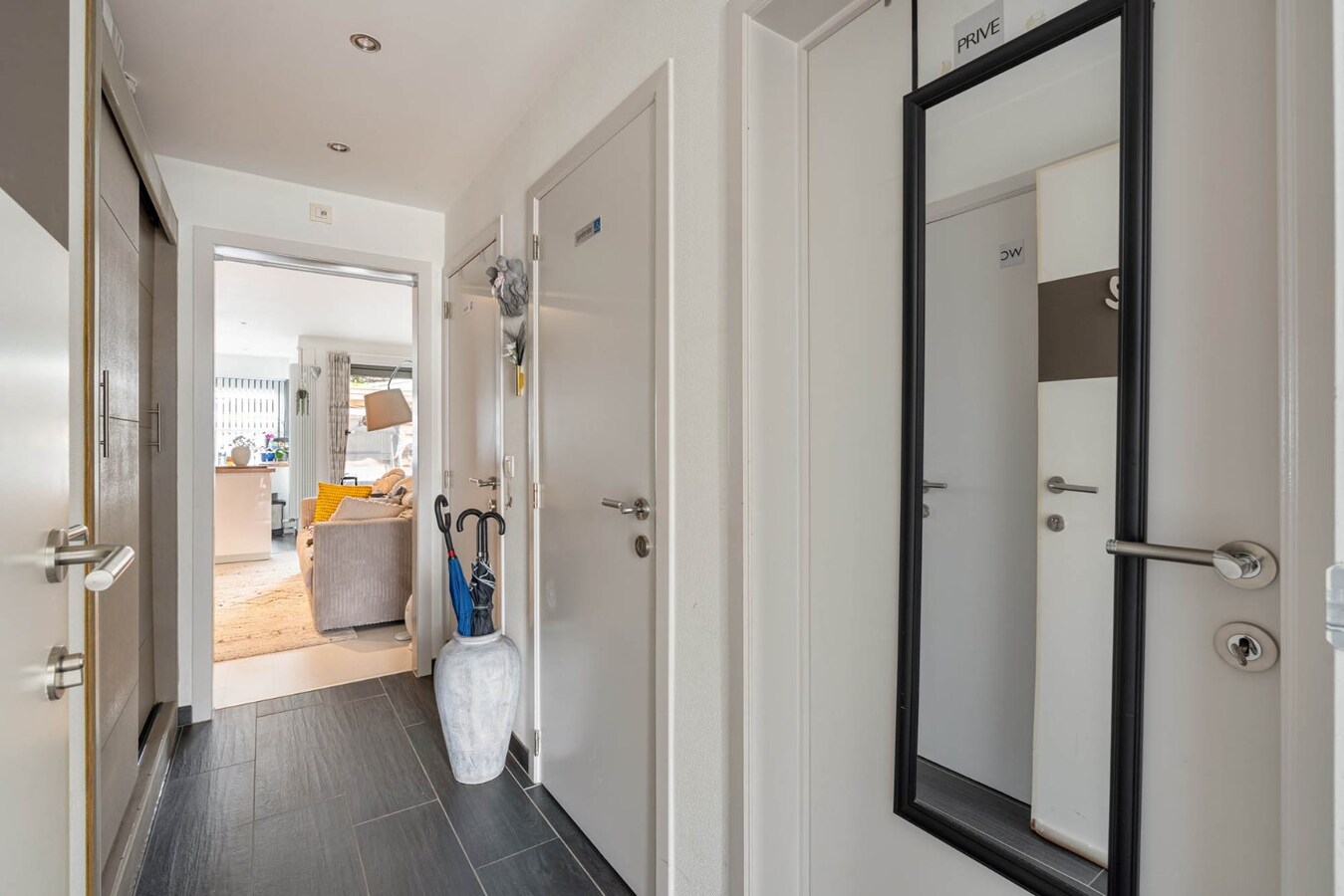 Gelijkvloers INVESTERINGSAPPARTEMENT vlakbij centrum met fraai terras en autostandplaats. 