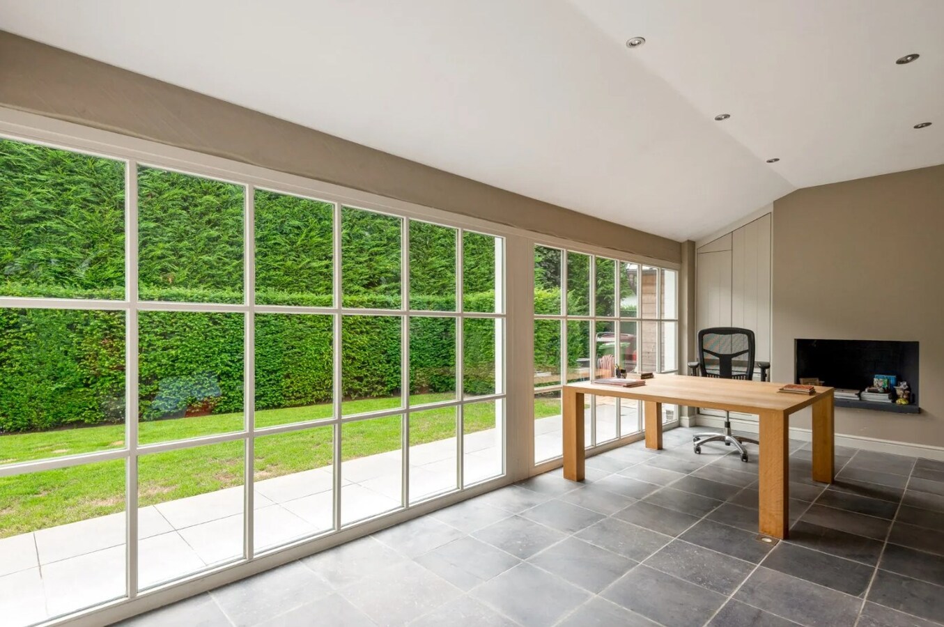 Prachtig gelegen villa met zwembad en poolhouse op een perceel van 1.907 m² in Koningshof te Schoten. 