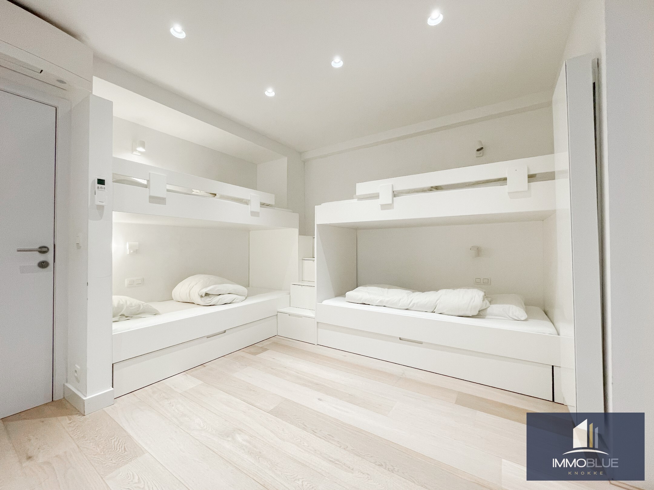 Appartement totalement rénové et luxueusement fini, avec trois chambres et une vue latérale sur la mer, situé au Zoute. 