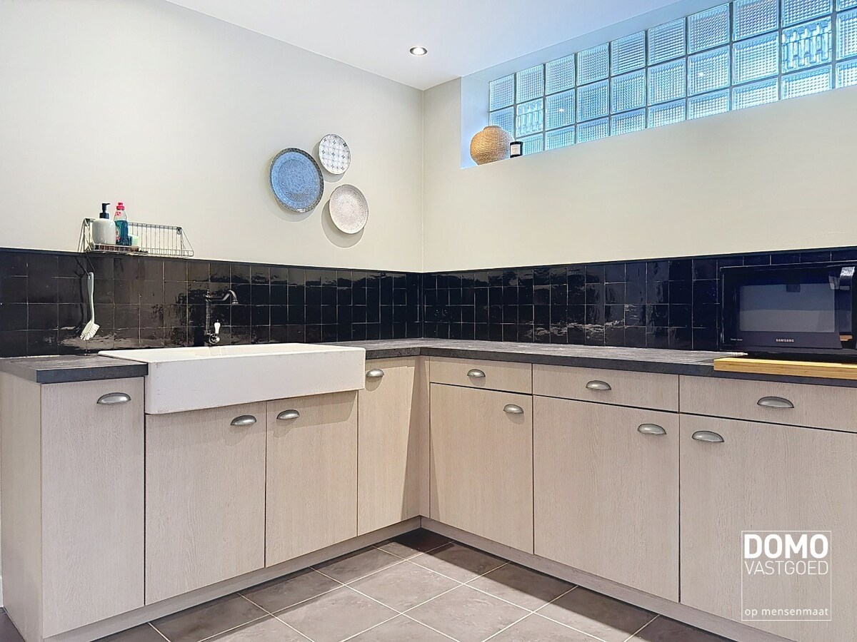 VOLLEDIG GEMEUBELDE 1 SLAAPKAMER STUDIO TE HASSELT (Stokrooie) 