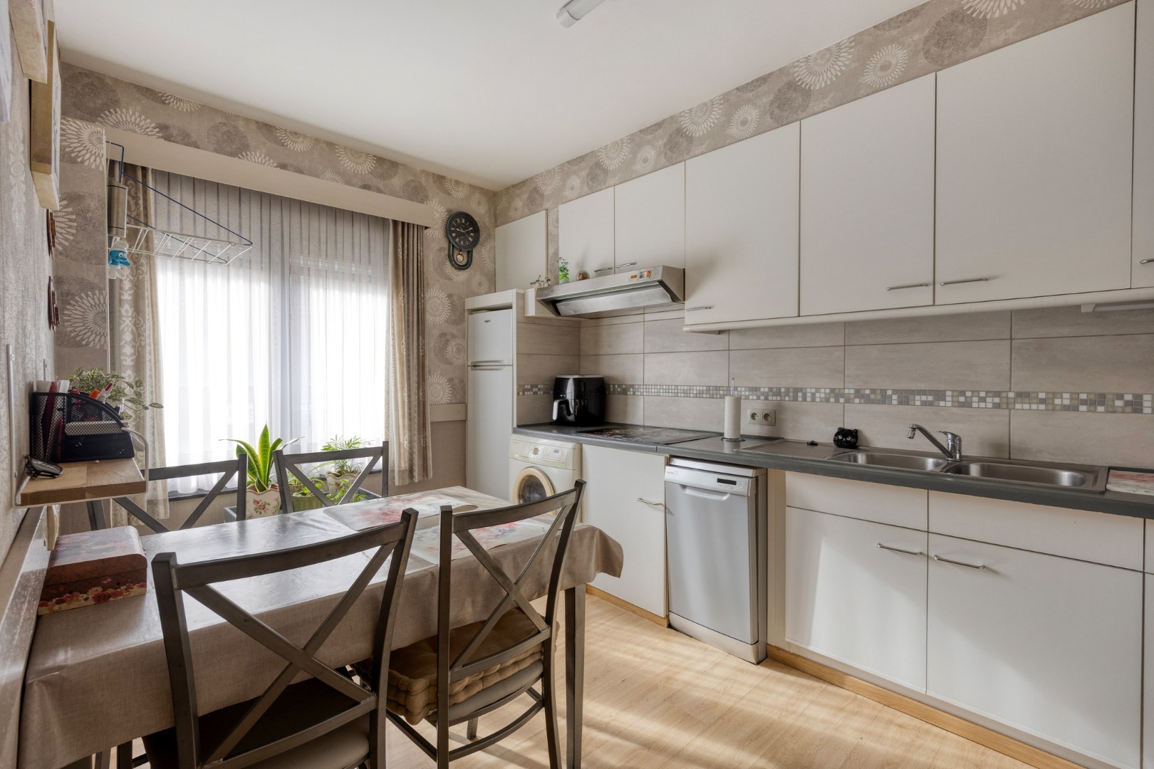 Instapklaar appartement met 3 slpk. en garage nabij centrum Mol 