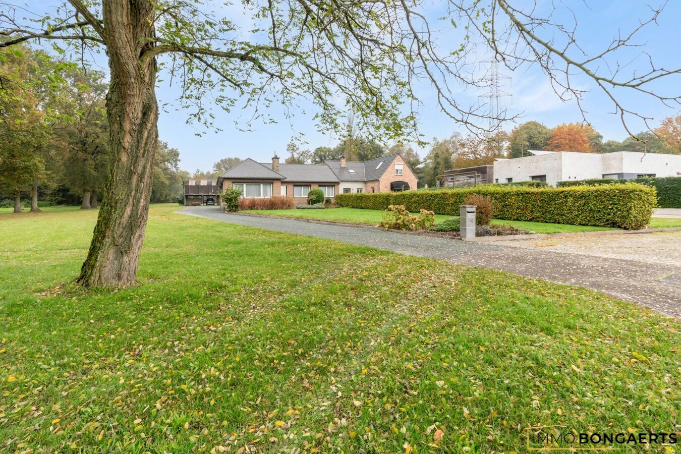 Ruime half open bebouwing met vier slaapkamers op een groot perceel 