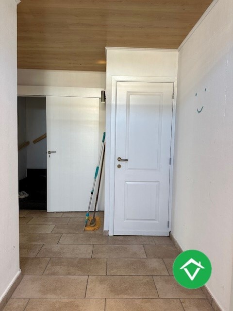 Instapklaar gelijkvloers appartement met tuin en garage in rustige wijk te Eernegem 