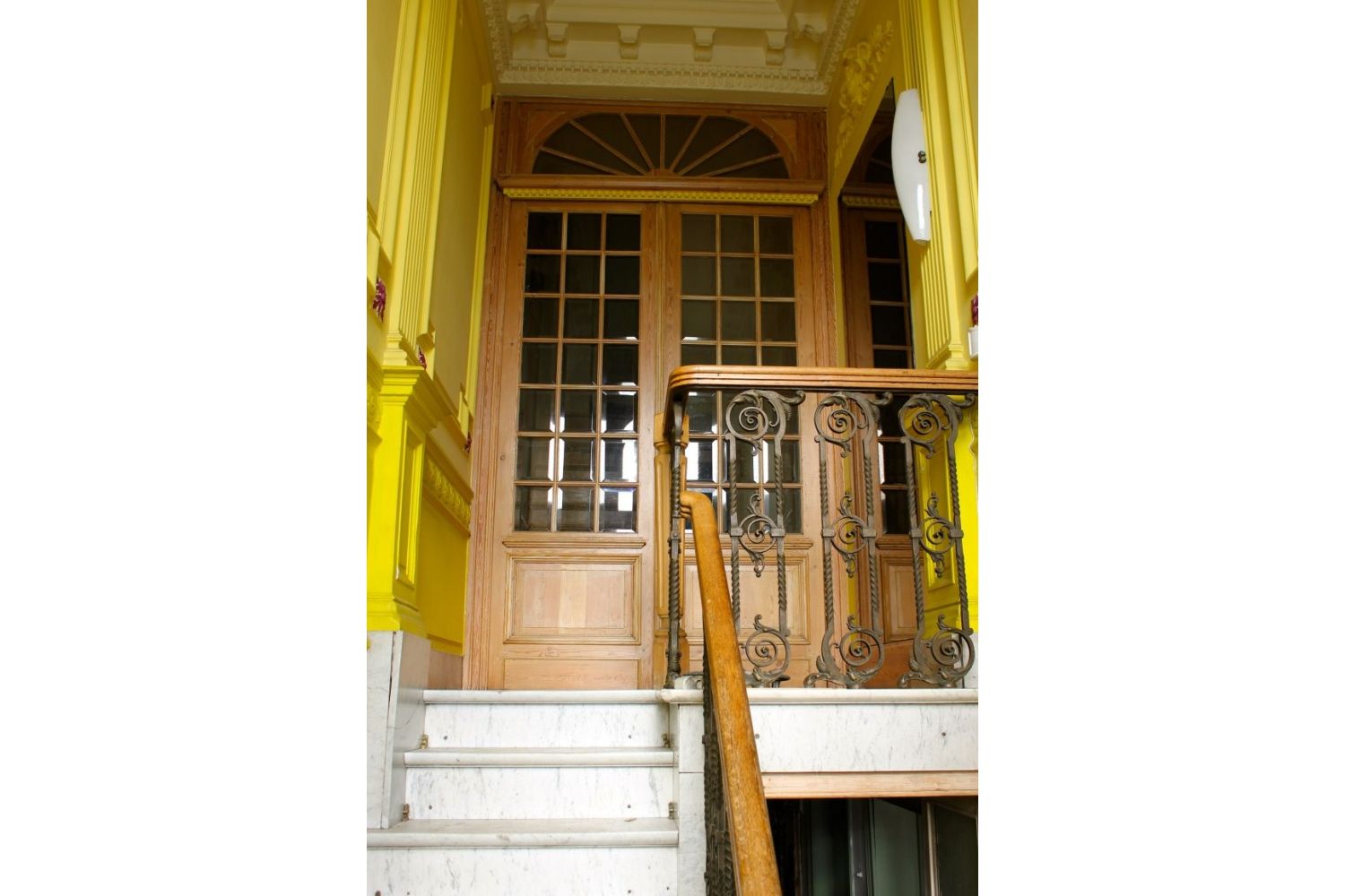 Indrukwekkend herenhuis met verschillende woonmogelijkheden op toplocatie! 