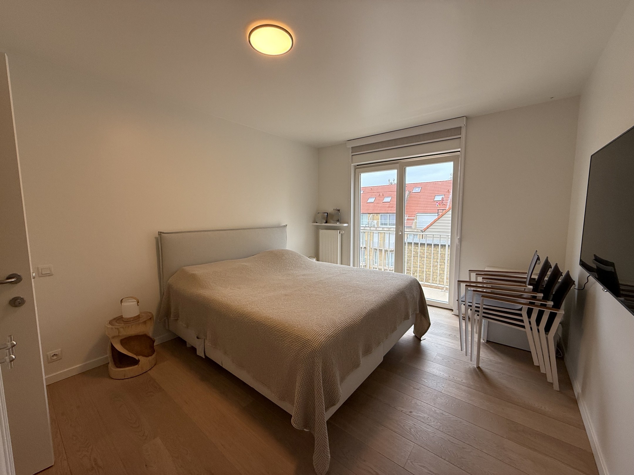 ONGEMEUBELD - Prachtig woonappartement met aangename terrassen en parking in het gebouw. Huur op VENNOOTSCHAP is mogelijk. 