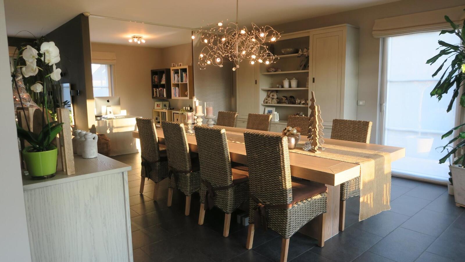 Uitstekend gelegen villa met grote zongerichte tuin 